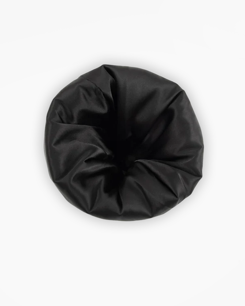 BONNET CÔTELÉ NOIR - INTÉRIEUR SATIN
